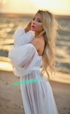 Dubai independent escort Farren sucks for AED 1500