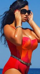 VIP treatment from 32 year-old elite escort Micaela