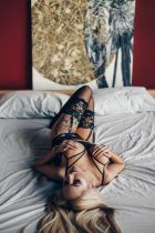 Mega busty escort in Dubai (42 kg; 152 cm)